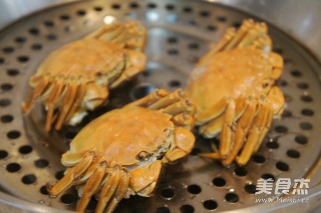 Fried Yangcheng Lake Hairy Crabs with Green Onion and Ginger recipe