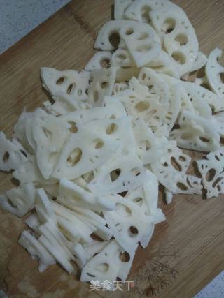 Stir-fried Lotus Root with Green Pepper and Carrot recipe