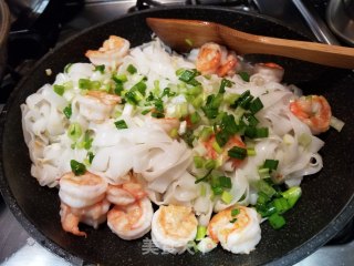 Stir-fried Hor Fun with Green Vegetables and Shrimp recipe