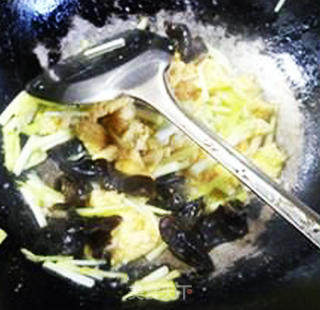 Scrambled Eggs with Leek Sprouts and Black Fungus recipe