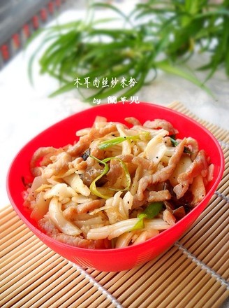 Stir-fried Rice Noodles with Fungus and Pork
