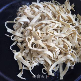 Stir-fried Tofu Skin with Garlic Sprouts recipe