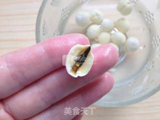 Saponaria, Tremella and Lotus Seed Soup recipe