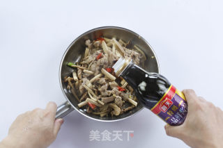 Eat The Right Meat in Summer-stir-fried Duck with Fresh Tea Tree Mushrooms recipe