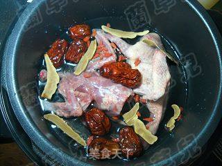 Stewed Pigeon with Ganoderma, Wolfberry and Jujube recipe