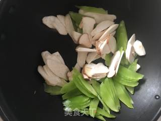 Stir-fried Pork with Pleurotus Eryngii and Lettuce recipe