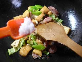 Stir-fried Tofu with Hot Pepper and Spicy Sausage recipe