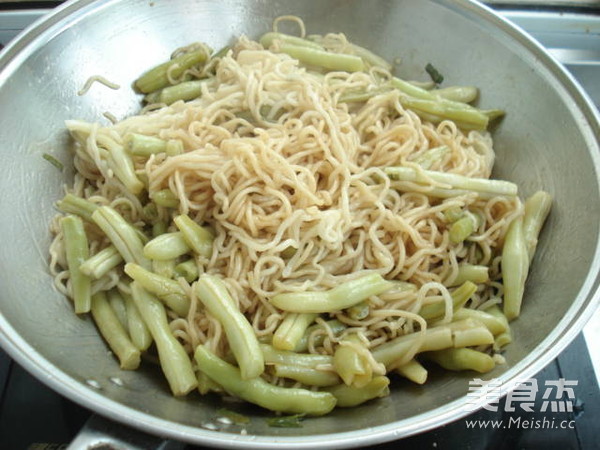 Braised Noodles with Green Beans recipe