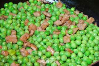 Fresh Taste of Early Summer, Fried Diced Pork with Small Peas recipe