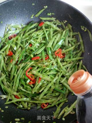 Stir-fried Shredded Lentils with Chili recipe