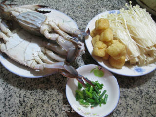 Boiled Crab with Oily Tofu and Enoki recipe