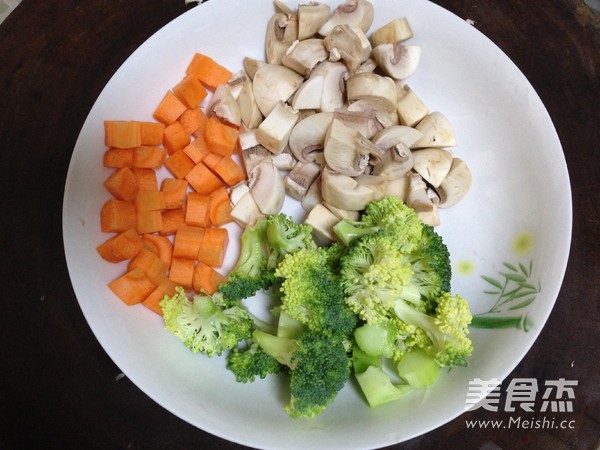 Tomato Pasta with Seafood and Fresh Vegetables recipe