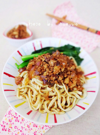 Onion Minced Pork Topped with Noodles