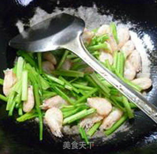 Stir-fried Shrimp with Parsley recipe