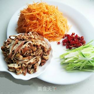 Stir-fried Braised Large Intestine with Shredded Carrots recipe