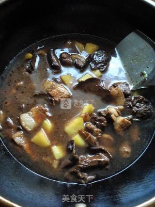 Stewed Pine Mushrooms with Pork and Potatoes recipe