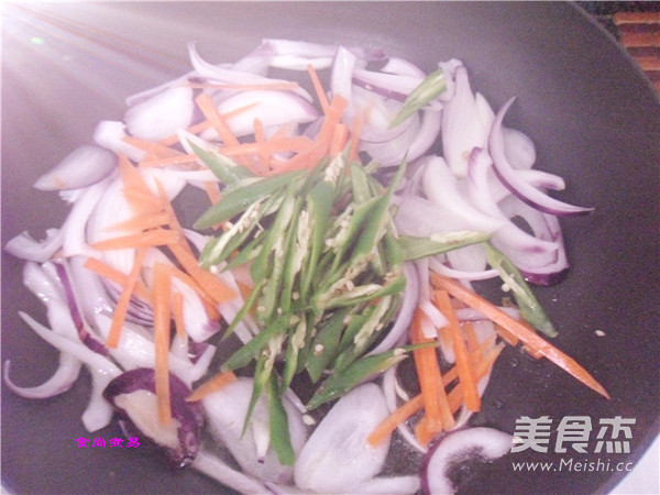 Stir-fried Braised Pork Rind with Onion recipe