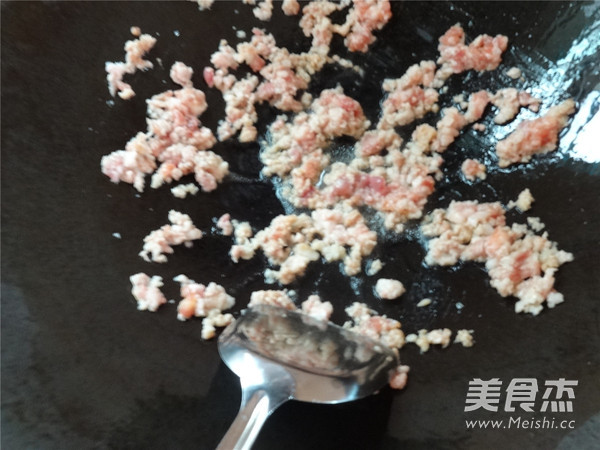 Onion Minced Pork Topped with Noodles recipe