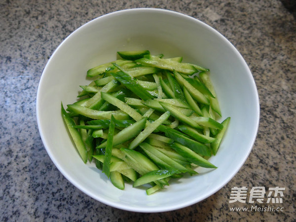 Jellyfish Mixed with Small Cucumber recipe