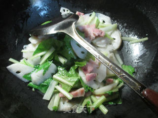 Stir-fried Lotus Root with Bacon and Cabbage recipe
