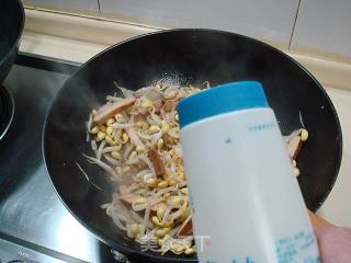 Home-made Small Stir-fry "fragrant Pork with Dried Beans" recipe