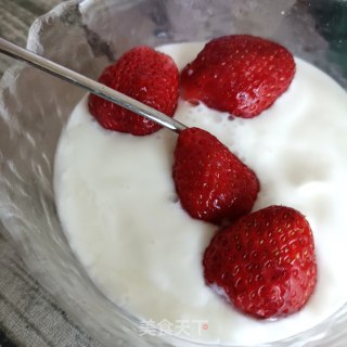 Strawberry Granola Mixed with Yogurt recipe