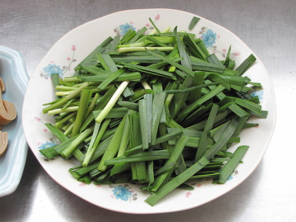 Stir-fried Chives with Bean Curd Rolls recipe