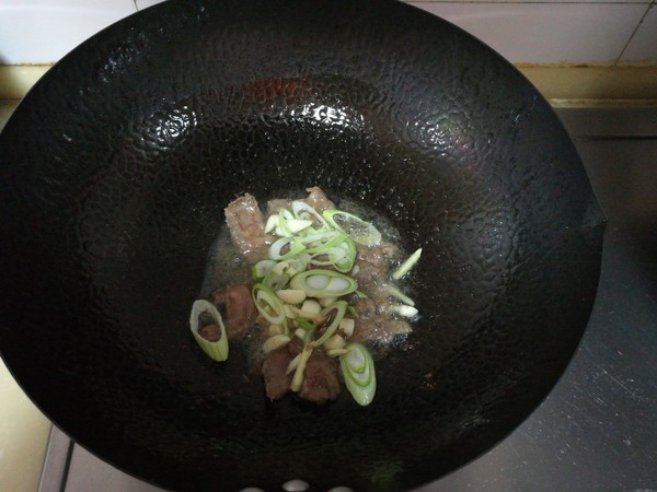 Stir-fried Beef with Water Chestnuts and Fungus recipe