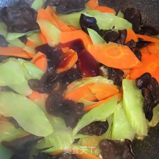 Stir-fried Carrots with Lettuce and Fungus recipe