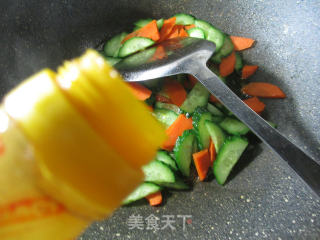 Stir-fried Cucumber with Carrots recipe