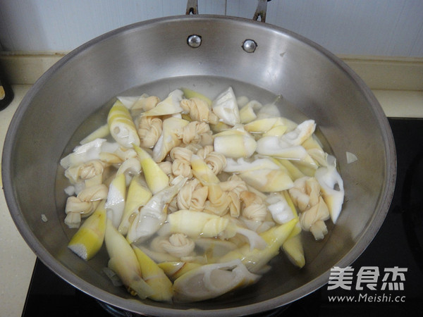 Salted Pork Trotters and Fresh Bamboo Shoots in Clay Pot recipe