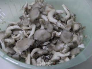 Stir-fried Pork with Garlic Shimeji Mushroom recipe