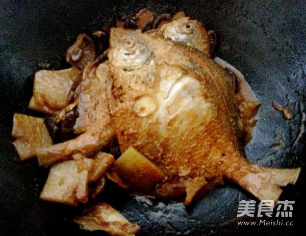 Grilled Flat Fish with Mushrooms and Potatoes recipe