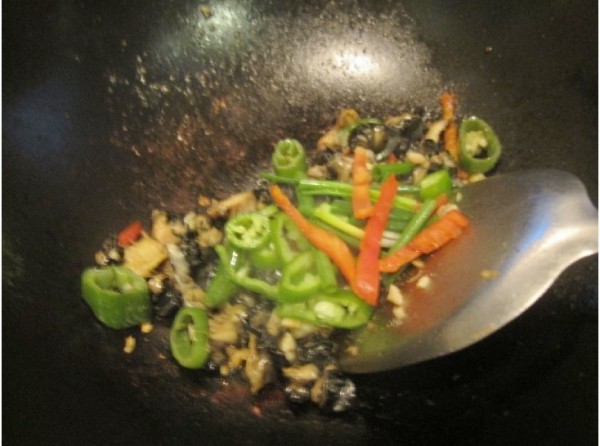 Stir-fried Escargot with Double Pepper recipe