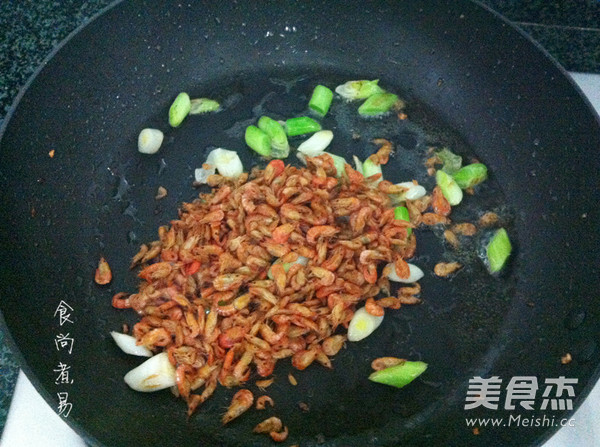 Fried Small River Prawns with Garlic Sprouts recipe