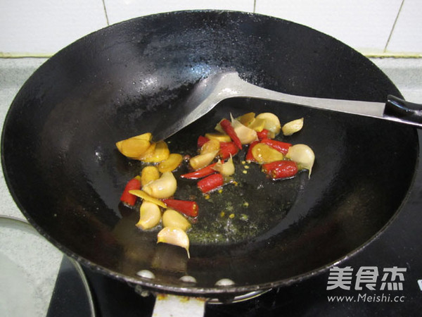 Sour and Spicy Chai Chicken Stewed with Mushrooms recipe