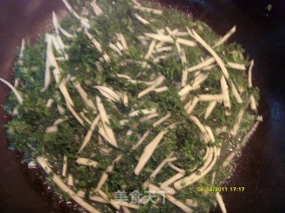 Stir-fried Shredded Pork with Shepherd's Purse and Winter Bamboo Shoots recipe