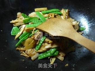 Stir-fried Bamboo Shoots with Pork Belly and Snow Peas recipe