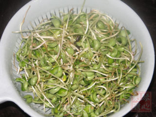 Stir-fried Black Bean Sprouts with Bacon recipe