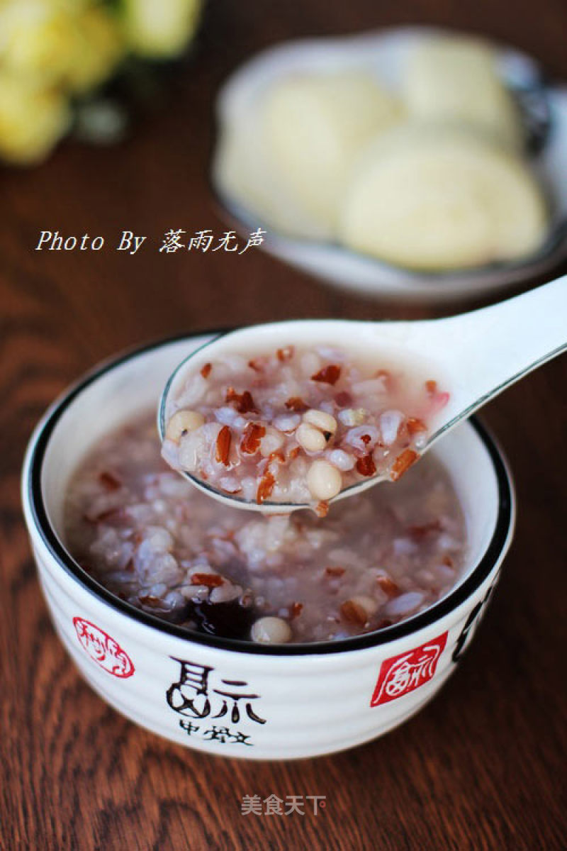 Nourishing Blood and Nourishing Beauty-red Rice and Coix Seed Porridge recipe