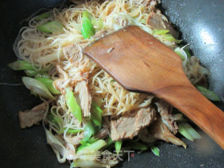 Stir-fried Rice Noodles with Beef and Green Onion recipe