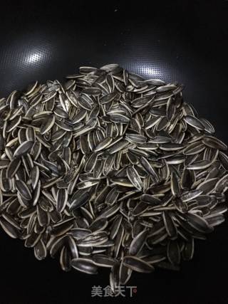 Stir-fried Sunflower Seeds with Indigenous Method recipe