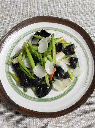 Stir-fried Lily with Asparagus and Fungus recipe