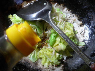 Stir-fried Beef Cabbage with Shrimp Skin and Bamboo Tips recipe