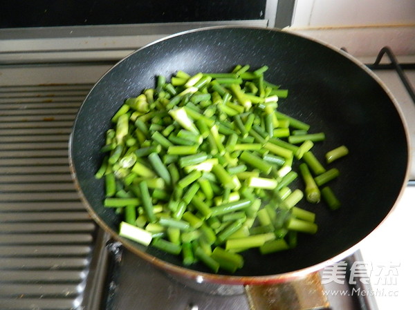 Stir-fried Shrimp with Curry Garlic Moss recipe