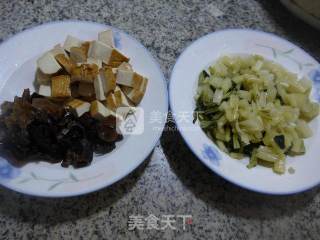 Stir-fried Pickled Cabbage with Black Fungus recipe