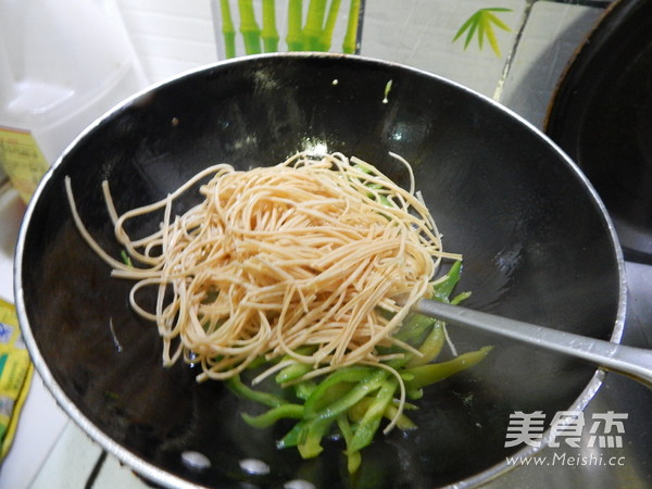 Stir-fried Shredded Bean with Green Pepper recipe