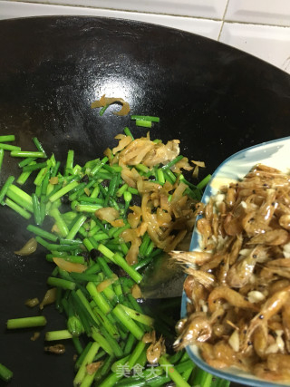 Stir-fried Small River Prawns with Leek Flowers recipe