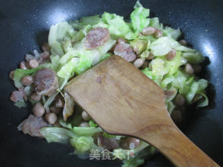 Stir-fried Beef Cabbage with Peanuts, Sausage and Sausage recipe