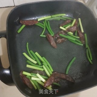 Stir-fried Sausage with Garlic recipe